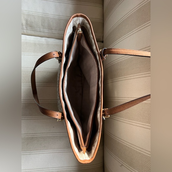 Michael Kors Large Snap Pocket Tote - Picture 3 of 6